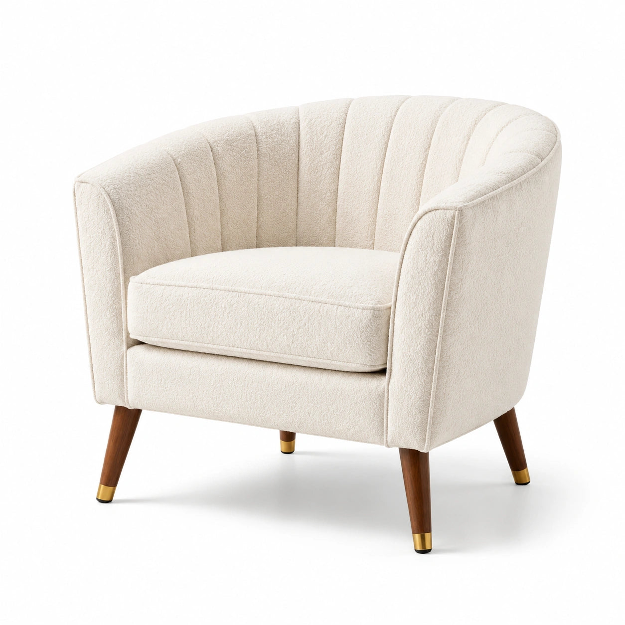 Poltrona in poliestere crema con gambe in legno e dettagli in ottone